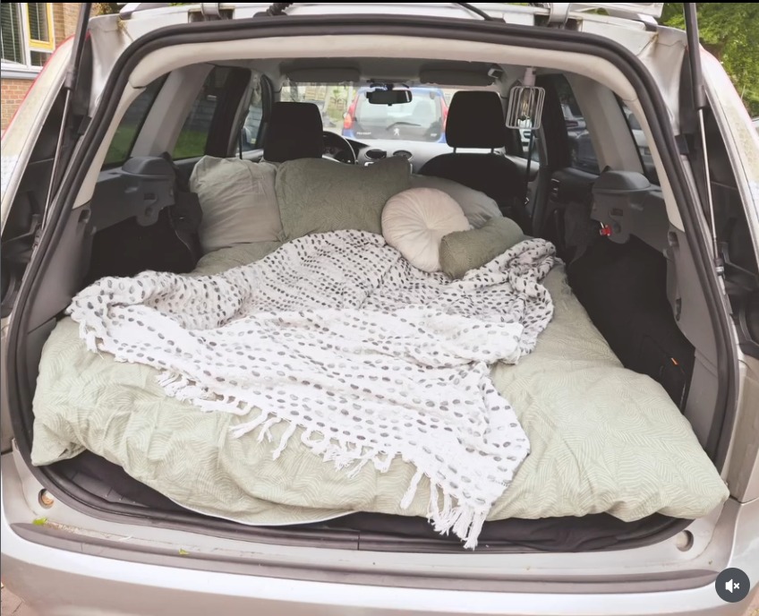 De echte slaapopstelling in de achterkant van onze Ford Focus
